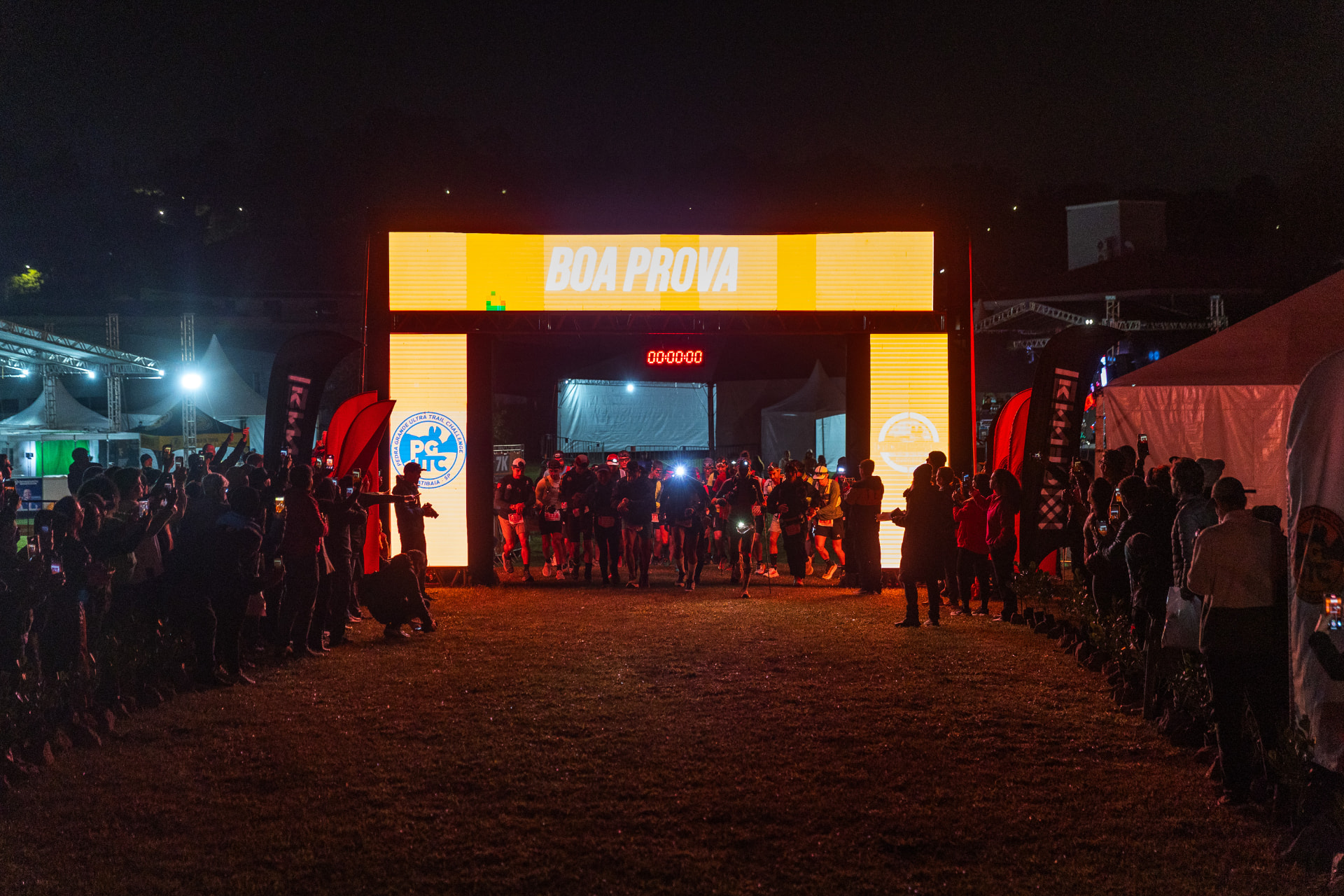 Largada noturna iluminada da Moonlight Trail Run